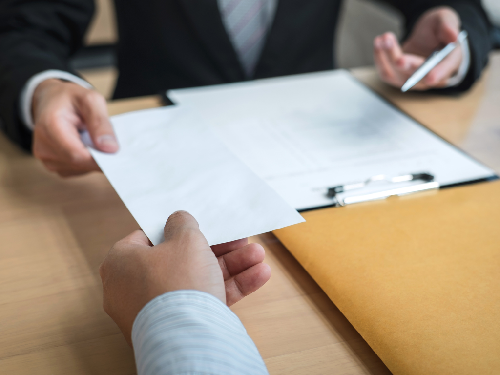 VOCÊ SABIA QUE A DISPENSA DO EMPREGADO GERA O DIREITO AO RECEBIMENTO DAS VERBAS RESCISÓRIAS?
