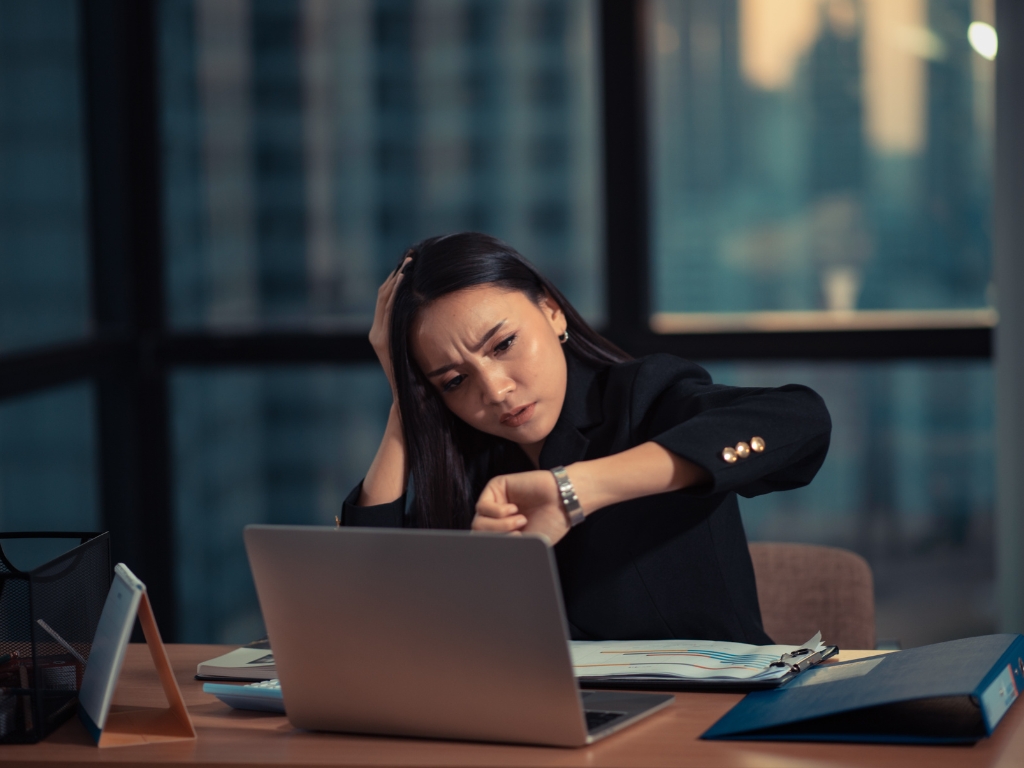 Trabalho além do horário e sem pagamento: o que a lei diz sobre horas extras?
