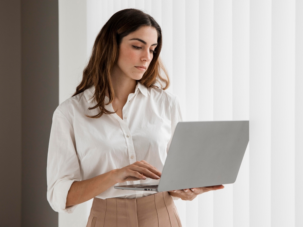 IA E PRIVACIDADE NO TRABALHO: O QUE O EMPREGADOR PODE MONITORAR NO COMPUTADOR E CELULAR DO FUNCIONÁRIO?